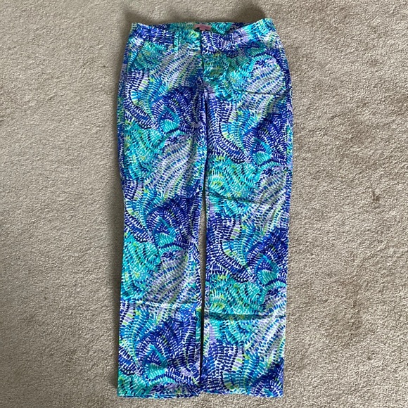 Lilly Pulitzer Shana stretch crop pant in blue currant fantasea print. Size 6 - Picture 2 of 6